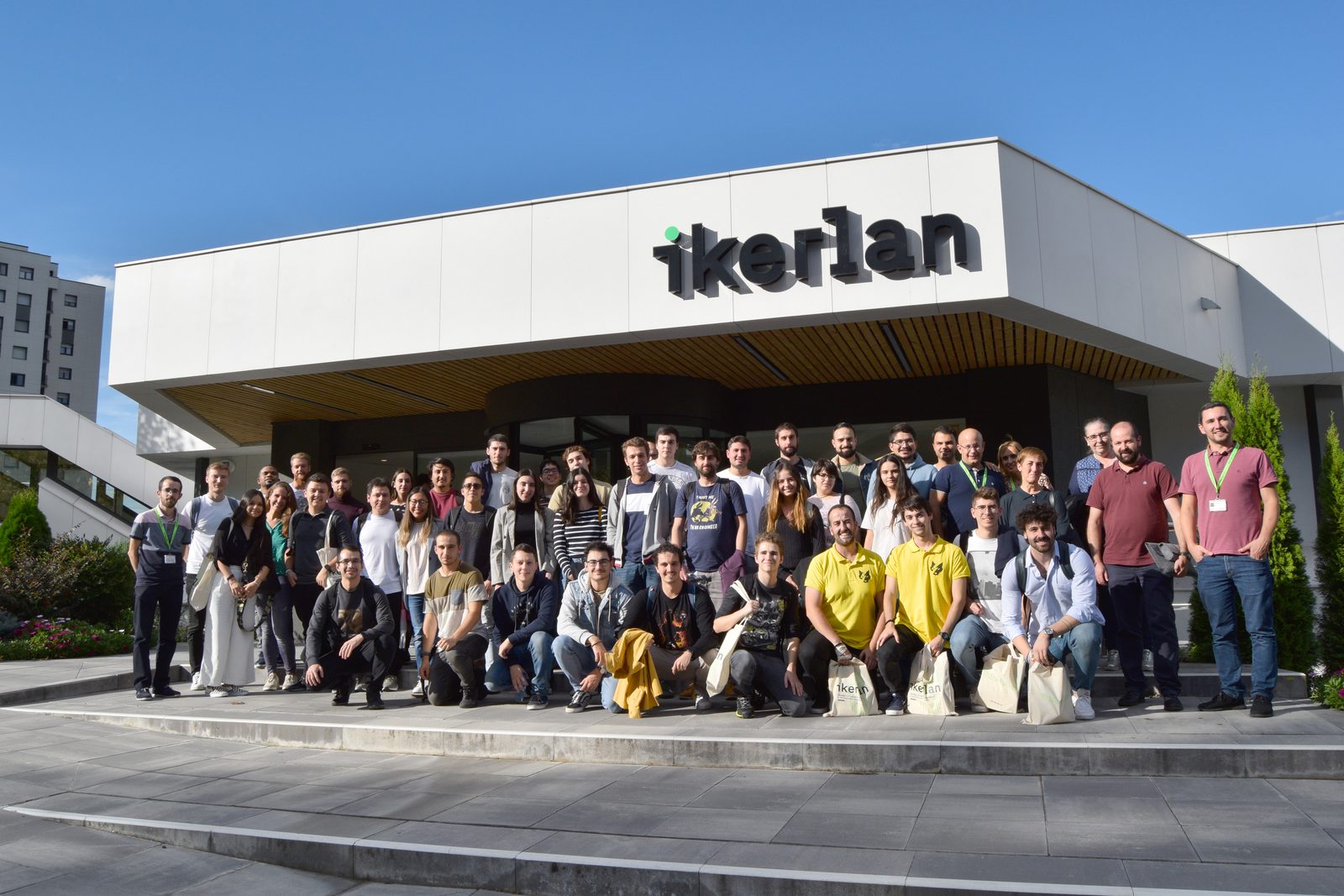 Foto de grupo de la visita a Ikerlan